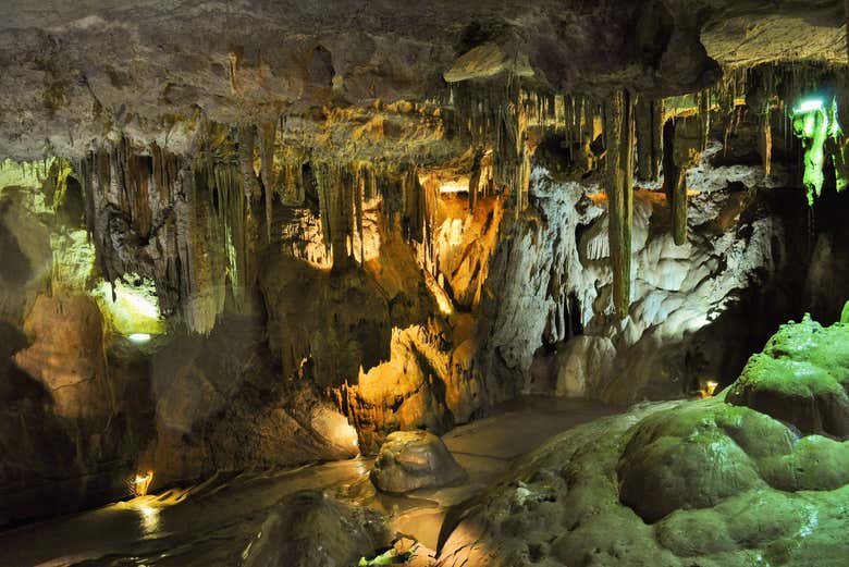 All'interno della Grotta di Nerja