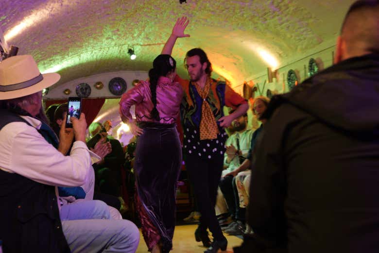 Assistendo a uno spettacolo di flamenco in una grotta