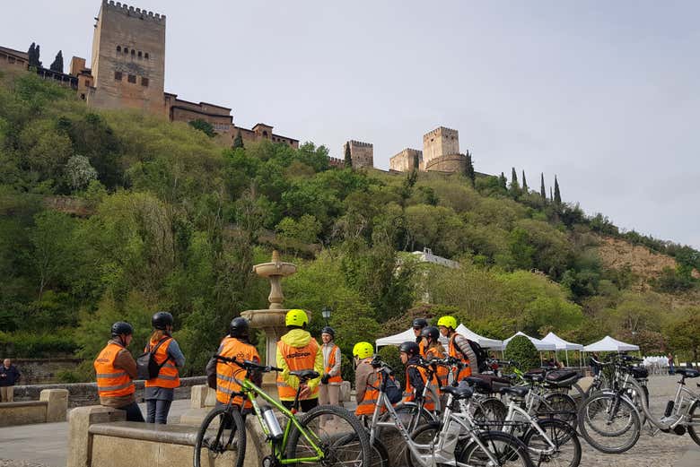 Percorrendo il Paseo de los Tristes in bicicletta